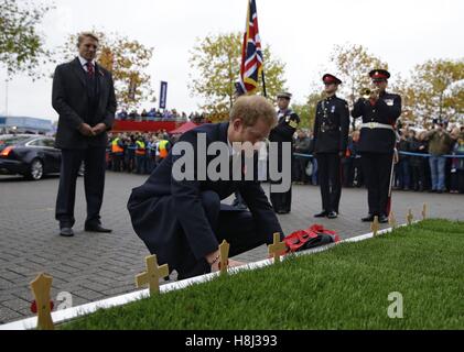 Prinz Harry, Vice-Patron der Rugby Football Union, legt einen Kranz zum Gedenken an den ersten Weltkrieg vor der Teilnahme an der Herbst International England Vs Südafrika Rugby-Spiel im Twickenham Stadium in London. Stockfoto