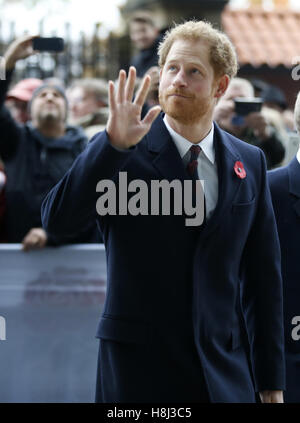 Prinz Harry, Vice-Patron der Rugby Football Union, winkt der Menschenmenge wie er kommt, um den Herbst International England Vs Südafrika Rugby-Spiel im Twickenham Stadium in London zu besuchen. Stockfoto