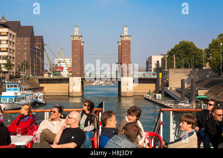 Deutschland, Ruhrgebiet, Duisburg, Hafen Tour, die Schwanentorbrücke Brücke am Hafen Innenhafen. Stockfoto