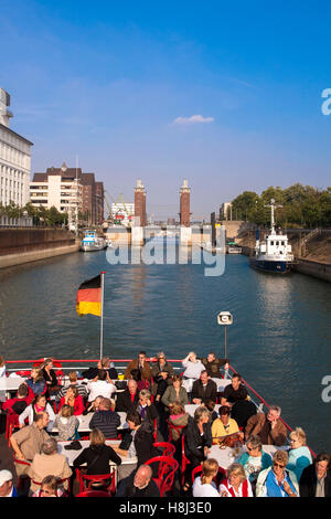 Deutschland, Ruhrgebiet, Duisburg, Hafen Tour, die Schwanentorbrücke Brücke am Hafen Innenhafen. Stockfoto