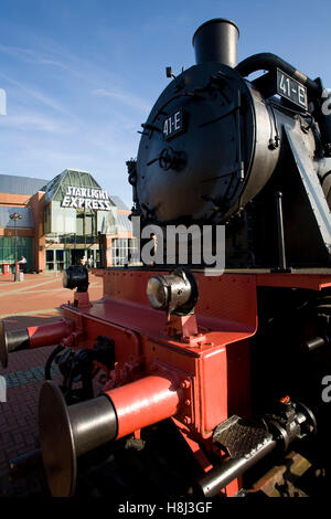 Deutschland, Ruhrgebiet, Bochum, Starlight Express musical Theater, alte Eisenbahn Lokomotive vor dem Gebäude. Stockfoto