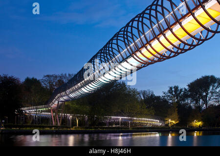 Deutschland, Oberhausen, beleuchtete Fußgängerbrücke, die Slinky Springs zum Ruhm auch benannt Rehberger Brücke über den Rhein-Herne-Kanal Stockfoto