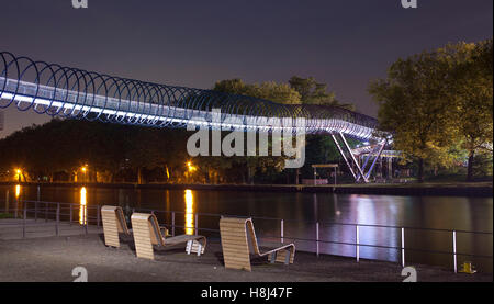 Deutschland, Oberhausen, beleuchtete Fußgängerbrücke, die Slinky Springs zum Ruhm auch benannt Rehberger Brücke über den Rhein-Herne-Kanal Stockfoto