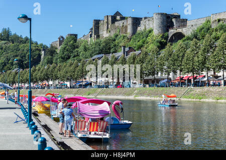 Bouillon mit Burg und den Fluss Semois mit Tretbooten für Erholung in Bouillon, Belgien Stockfoto