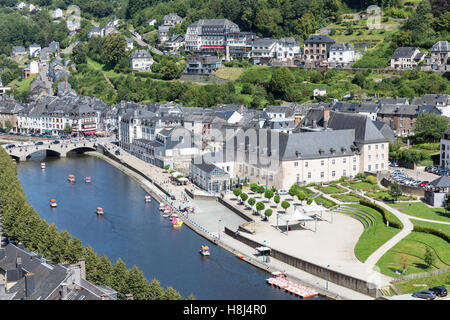 Luftaufnahme der mittelalterlichen Stadt Bouillon mit Tretbooten in Fluss Semois in Bouillon, Belgien Stockfoto