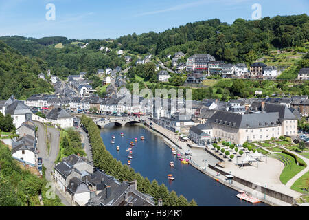 Luftaufnahme der mittelalterlichen Stadt Bouillon mit Tretbooten in Fluss Semois in Bouillon, Belgien Stockfoto