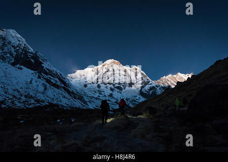 Leute gehen bis zum Annapurna Base Camp Stockfoto