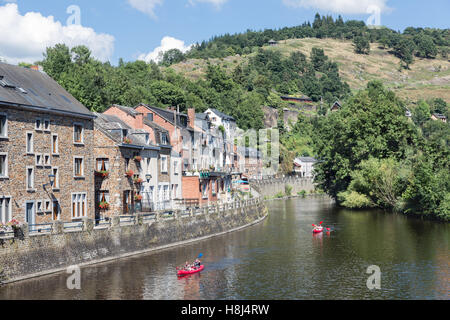 Menschen mit Kajaks am Fluss Ourthe im historischen Zentrum von La Roche-En-Ardenne, Belgien Stockfoto