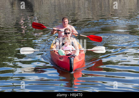 Familie in Kajak am Fluss Ourthe in der Nähe von La Roche-en-Ardenne, Belgien Stockfoto