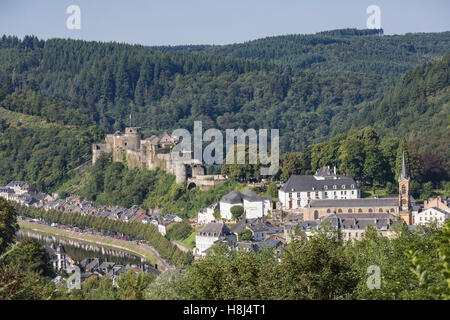 Luftaufnahme von Bouillon am Ufer des Flusses Semois mit mittelalterlichen Burg in den belgischen Ardennen Stockfoto