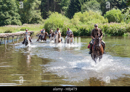 Reiter und Pferde Überquerung des Flusses Semois in der Nähe von Vincent Laforet, Belgien Stockfoto