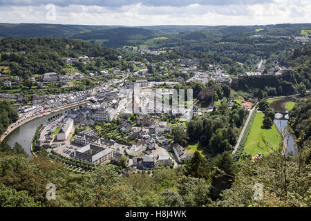 Luftaufnahme Bouillon am Ufer des Flusses Semois mit mittelalterlichen Burg in den belgischen Ardennen Stockfoto