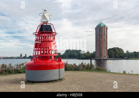 Zierpflanzen Boje und Turm Wasser in der Nähe von See in Aalsmeer, Niederlande Stockfoto