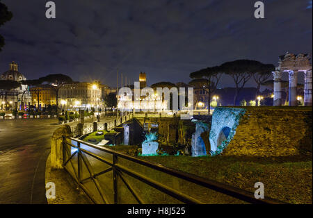 Rom Stadt Nacht beleuchtet Ansicht, Italien. Von links nach rechts: Kirche der heiligsten Namen von Maria und Trajan Spalte Trajans Markt Stockfoto