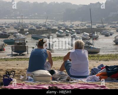 Zwei Damen genießen Sie den Strand am Hafen von Locquirec Stockfoto