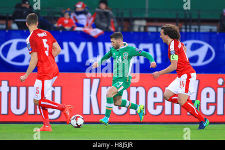 Republik Irland Wes Hoolahan (Mitte) in Aktion gegen Österreichs Christian Fuchs (links) und Julian Baumgartlinger während der 2018 FIFA WM-Qualifikation, Gruppe D Spiel im Ernst-Happel-Stadion, Vienna. Stockfoto