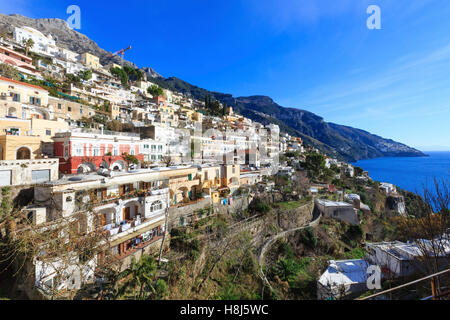 Amalfi Küstenblick auf die Stadt auf felsigen Hügel, Italien. Stockfoto