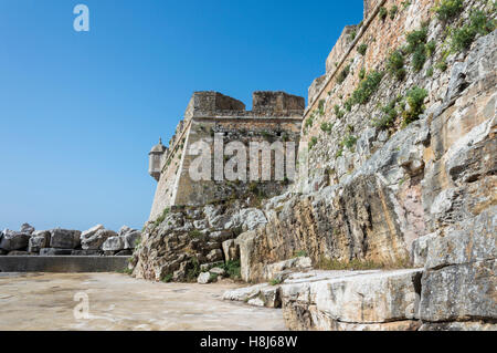 Peniche Stadtmauer am Atlantik, Portugal Stockfoto