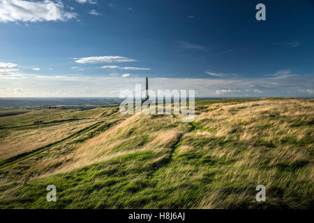 Oldbury Eisenzeit Wallburg und Lansdowne Monument Obelisk in Wiltshire, Großbritannien Stockfoto