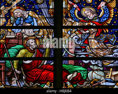 Glasmalerei-Fenster Darstellung der Traum von Saint Joseph in der Kathedrale von Saint-Rumboldt in Mechelen, Belgien. Stockfoto