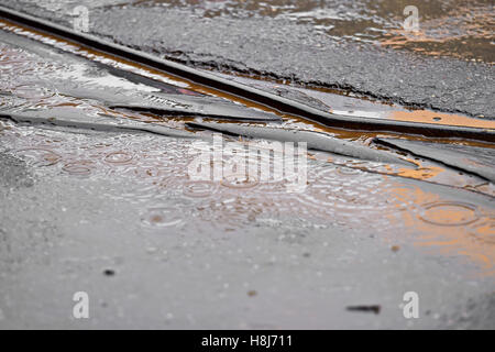 Detail mit Straßenbahn Spur bei Regen geschossen Stockfoto