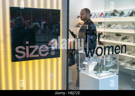 "Größe?" Schuhgeschäft Weihnachten Shop Schaufenster, Manchester, UK. Stockfoto