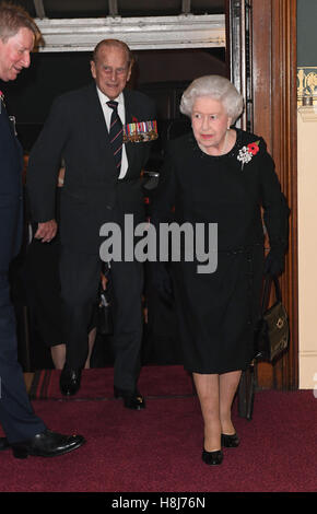 Königin Elizabeth II und der Herzog von Edinburgh kommen an dem jährlichen Royal Festival des Gedenkens in der Royal Albert Hall in London. Stockfoto