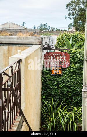 Carmel Gasse Carmel Secret Garden Zeichen Stockfoto