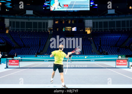 London, UK. 12. November 2016. Dominic Thiem (AUT), Marin Cilic (CRO), Gael Monfils (FRA), Stanislas Wawrinka (SWI) und Bob und Mike Bryan (USA) haben Praxis in einer leeren O2 Arena am Vortag das ATP-Finale starten. © Alberto Pezzali/Pacific Press/Alamy Live-Nachrichten Stockfoto