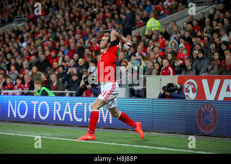 Wales' Gareth Bale nimmt einen Wurf während der 2018 FIFA WM-Qualifikation, Gruppe D-Match bei Cardiff City Stadium. Stockfoto