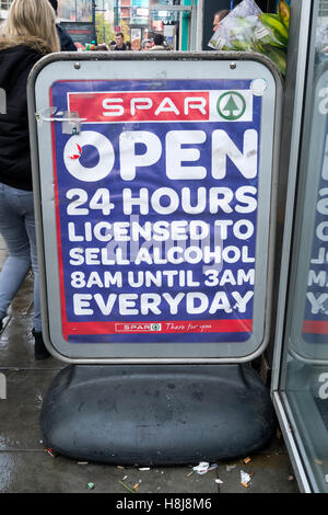 Spar 'Open All Hours' Christmas Shop Schaufenster, Manchester, UK. Stockfoto