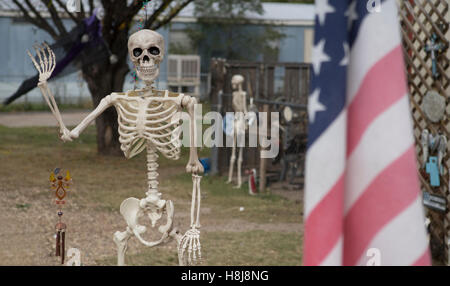 Skelett als Dekoration für Halloween in einer Kleinstadt West Texas verwendet. Stockfoto