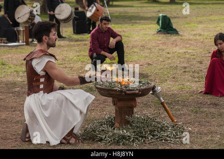 Marathonas, Griechenland. 12. November 2016. Tag-Runner leuchtet die Flamme in den Altar mit der Flamme. Festakt in der griechischen Stadt Marathonas als Teil des 35 Athen Marathon der Authentic. Bildnachweis: George Panagakis/Pacific Press/Alamy Live-Nachrichten Stockfoto