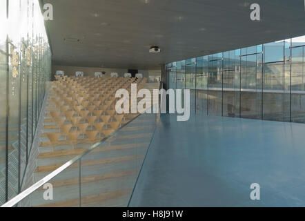 Hörsaal in der dänischen Maritime Museum, M/S Museet für Søfart in Helsingør, Dänemark. Architekt Bjarke Ingels groß. Arne Jacobsen Serie 7 Stühle Stockfoto