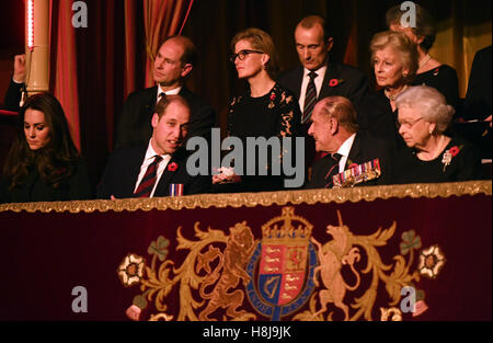 Königin Elizabeth II., Herzog von Edinburgh, der Herzog und Herzogin von Cambridge und Earl und Gräfin von Wessex besuchen jährliche Royal Festival of Remembrance in der Royal Albert Hall in London. Stockfoto