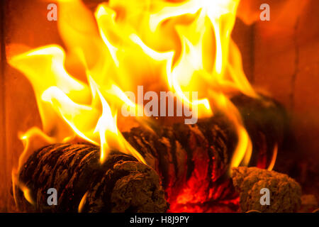 Brennendes Holzscheit Flamme auf Feuer im Kamin Stockfoto