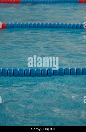 Schwimmbad mit Schwimmbahnen Stockfoto