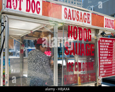 Hot Dog und Wurst Verkäufer Stand. Stockfoto