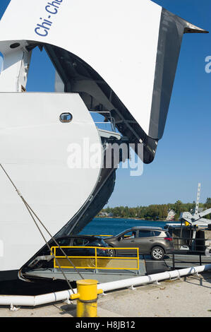 Die M.S. Chi-Cheemaun-Fähre verbindet Tobermory auf der Spitze der Halbinsel Bruce mit South Baymouth auf Manitoulin Island. Überqueren den Main-Kanal zwischen Lake Huron und der Georgian Bay, lässt diese rauchfreien Fähre Tobermory mit Blick auf die Niagara-Esc Stockfoto