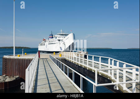 Die M.S. Chi-Cheemaun-Fähre verbindet Tobermory auf der Spitze der Halbinsel Bruce mit South Baymouth auf Manitoulin Island. Überqueren den Main-Kanal zwischen Lake Huron und der Georgian Bay, lässt diese rauchfreien Fähre Tobermory mit Blick auf die Niagara-Esc Stockfoto