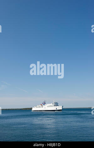 Die M.S. Chi-Cheemaun-Fähre verbindet Tobermory auf der Spitze der Halbinsel Bruce mit South Baymouth auf Manitoulin Island. Überqueren den Main-Kanal zwischen Lake Huron und der Georgian Bay, lässt diese rauchfreien Fähre Tobermory mit Blick auf die Niagara-Esc Stockfoto