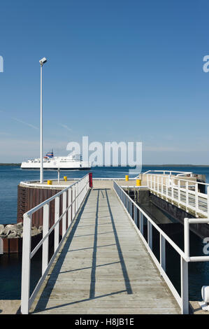 Die M.S. Chi-Cheemaun-Fähre verbindet Tobermory auf der Spitze der Halbinsel Bruce mit South Baymouth auf Manitoulin Island. Überqueren den Main-Kanal zwischen Lake Huron und der Georgian Bay, lässt diese rauchfreien Fähre Tobermory mit Blick auf die Niagara-Esc Stockfoto