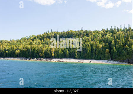Malerische Ansichten der Georgian Bay ist der nordöstliche Arm des Lake Huron, in Ontario. Es zeichnet sich durch robuste Grundgestein und Weymouthskiefer Wälder im Norden und Süden Sandstrände. Bruce Peninsula National Park auf der westlichen Seite umfasst einen Teil der Bru Stockfoto