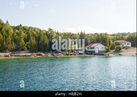 Häuser an den Ufern der Georgian Bay in Tobermory, Ontario, Kanada. Stockfoto