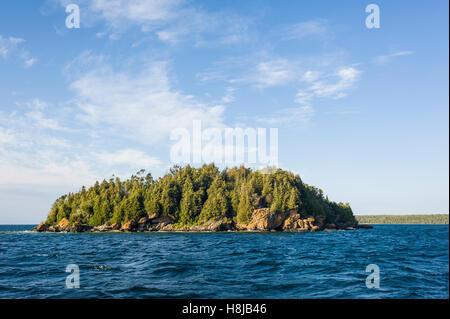 Malerische Ansichten der Georgian Bay ist der nordöstliche Arm des Lake Huron, in Ontario. Es zeichnet sich durch robuste Grundgestein und Weymouthskiefer Wälder im Norden und Süden Sandstrände. Bruce Peninsula National Park auf der westlichen Seite umfasst einen Teil der Bru Stockfoto