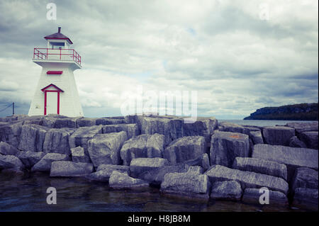 Lion es Head Lighthouse in Lion es Head, Ontario, eine Gemeinschaft von Northern Bruce Peninsula. Eingestellt unter der majestätischen Niagara Escarpment, hat dieser kleine Leuchtturm mehr Härte als die Mariners ertragen, die es leiten! Stockfoto