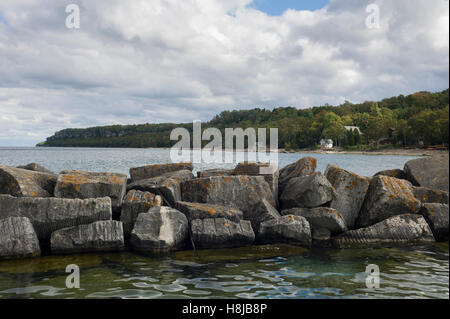 Lion es Head Lighthouse in Lion es Head, Ontario, eine Gemeinschaft von Northern Bruce Peninsula. Eingestellt unter der majestätischen Niagara Escarpment, hat dieser kleine Leuchtturm mehr Härte als die Mariners ertragen, die es leiten! Stockfoto