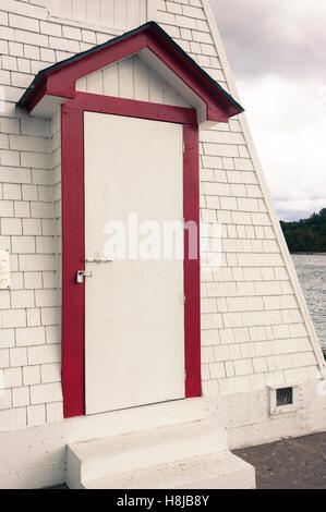 Lion es Head Lighthouse in Lion es Head, Ontario, eine Gemeinschaft von Northern Bruce Peninsula. Eingestellt unter der majestätischen Niagara Escarpment, hat dieser kleine Leuchtturm mehr Härte als die Mariners ertragen, die es leiten! Stockfoto