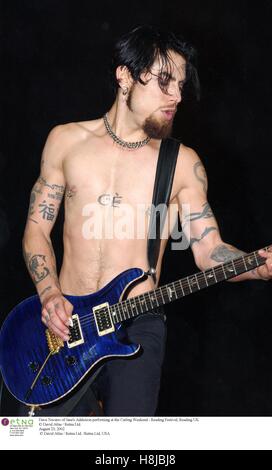 Dave Navarro von Janes Addiction erklingt in der Carling Weekend - Reading Festival, Reading UK © David Atlas / MediaPunch Ltd. 23. August 2002 Stockfoto