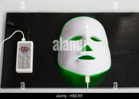 Licht, verjüngende Maske für die Gesichtshaut Therapie. Stockfoto